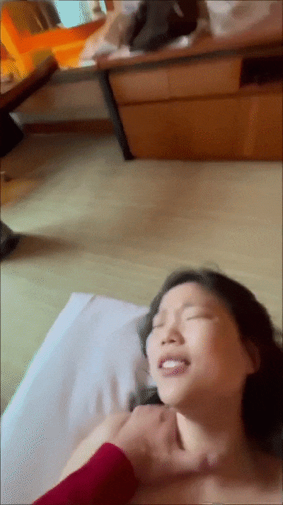和同事偷情只是刺激——那個爬升職級的女孩幾乎被他榨乾