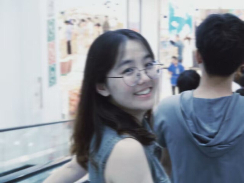 蘭州純潔可愛的女孩在大床上尤其性感，從後方入時手持手機拍攝，胸部的手指性愛特寫也極為逼真