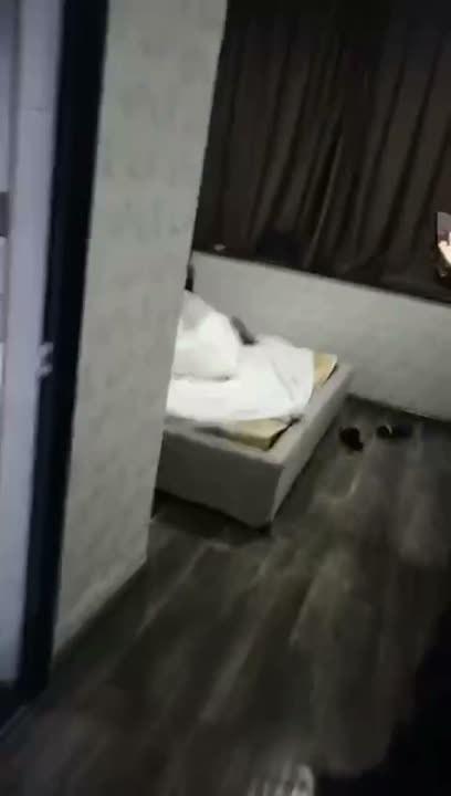 怪異：在飯店出軌場景中被抓到，妻子赤裸著卻仍得保護她的情人——這就是你花了數十萬錢才追回的妻子！
