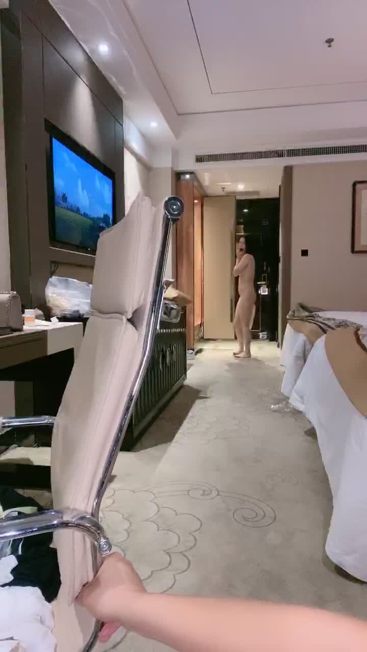 純潔的年輕妻子，在飯店訓練，肛門塞子，肛門口的睪丸，爬行在地上，美麗的腳和陰部被誘惑，哥哥從背後狂野地進入