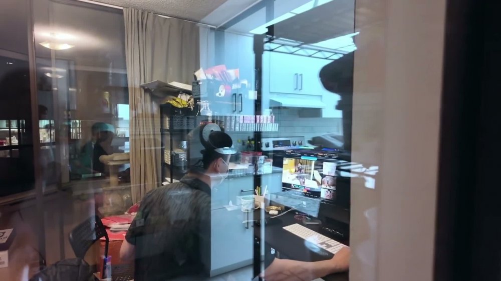 美麗的年輕女子，別再看影片了，來操我吧，啊，丈夫在她裡面，身材豐滿，臀部豐滿，吃雞肉，胸部性愛，第一人稱視角在上方