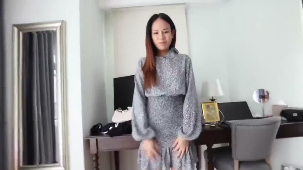 長髮年輕已婚女性，身材苗條，豐臀，濃密陰毛，飯店與外國陰莖的約炮，放蕩的陰部和無保護肛門輪流被生出與性交，終於內射