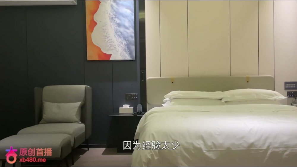Top 在飯店約會時發現歐陽柯，一個瘦瘦蒼白、體重超過 70 斤的女孩，被人抱起來猛烈交往，並付錢在她陰道內射精