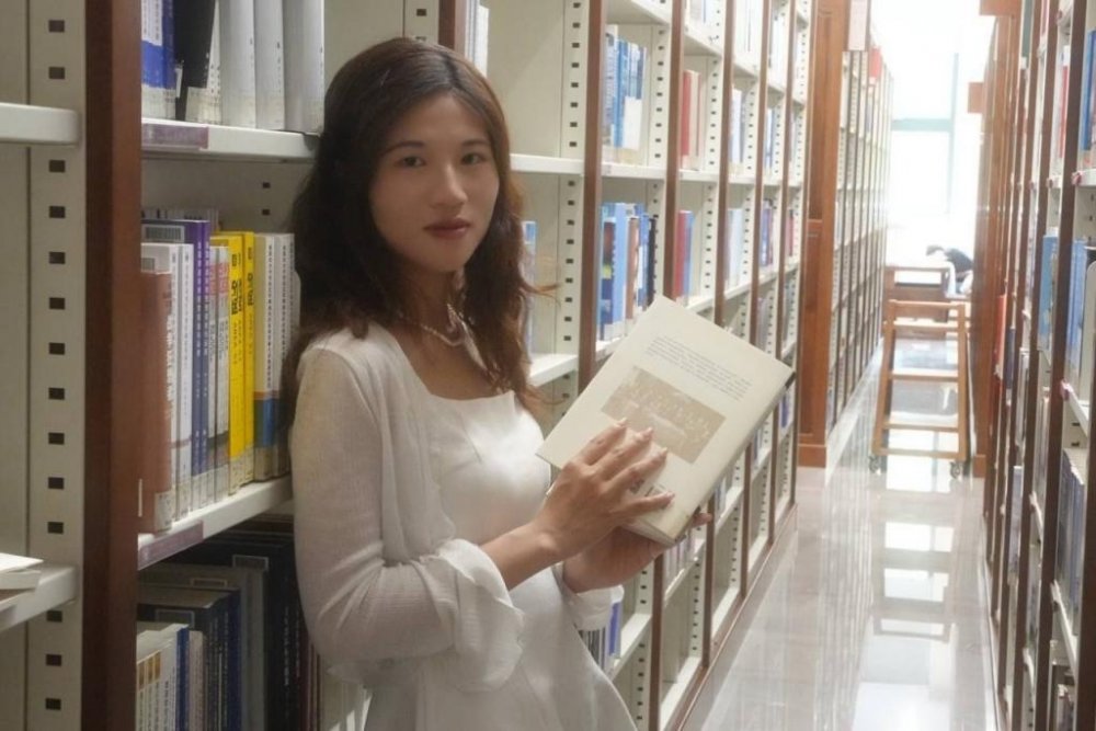 【原始相機外洩】一位超級對比鮮明的大四學生露臉自拍，圖書館照片以提升性知識，瞬間在床上變成性慾高手