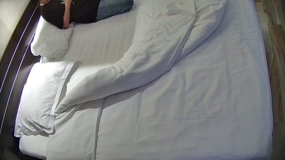 大學城，兄弟們，新推出的高階遊戲。那個男人先操美女的嘴巴和陰部，然後美女穿上道具褲，接著肛交那個男生。1