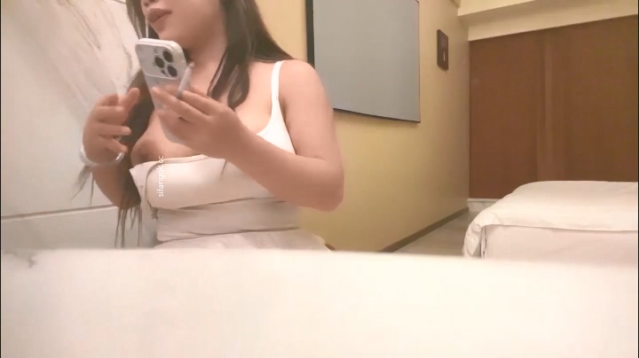 7-12 來源紀錄：頂尖學者徐墨與一位自信豐滿的女孩搭訕，聊天時露出半邊胸部挑逗