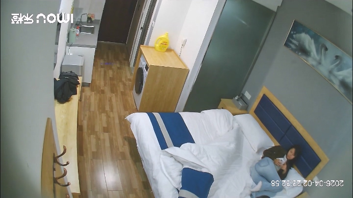4-3 Le Orange Hotel 外洩偷拍：牛仔褲女孩和男友過夜，男友住在房間裡，還把屁股翹出來