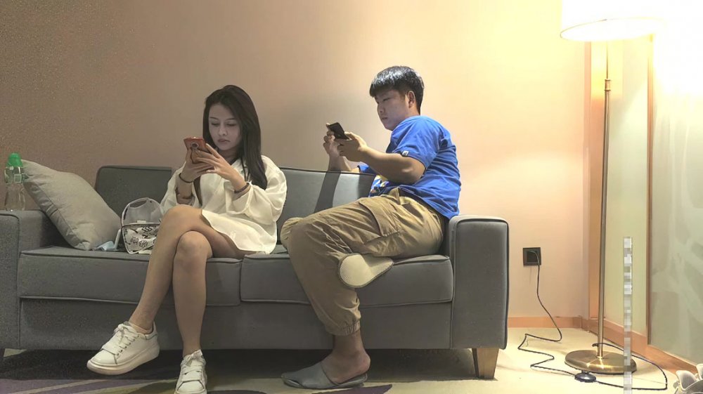 戴棒球帽的性感女孩，調情法式吻，跪在床上[MP4/1470MB]