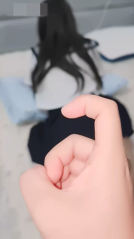 剛放學回家的妹妹專注玩遊戲，他從後面玩弄她的屁股。她緊閉的陰部忍不住射濕了。後入式感覺太爽了，遊戲被AFK [MP4/304MB]