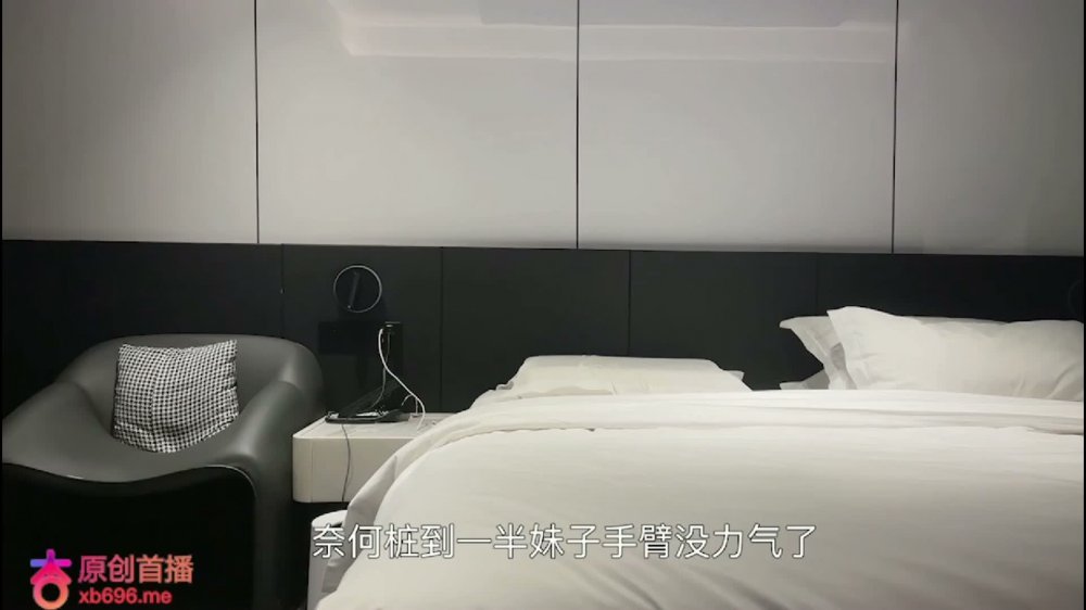 頂尖明星紅齊飯店與一位剛下班並兼職工作的護士搭上了線。在衝刺過程中，你能清楚感受到她的抽搐和收縮