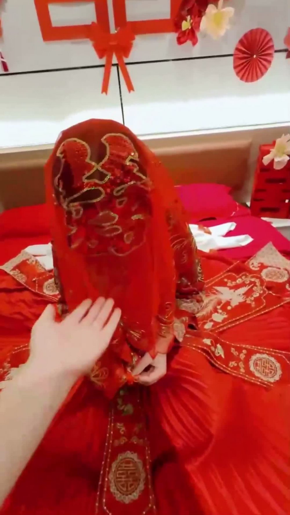 新娘穿著紅色婚紗，胸部隆起，薄紗裙的雙腿白得令人著迷。她掀起裙子，露出濕潤柔嫩的陰部，挑逗你直到你硬起來