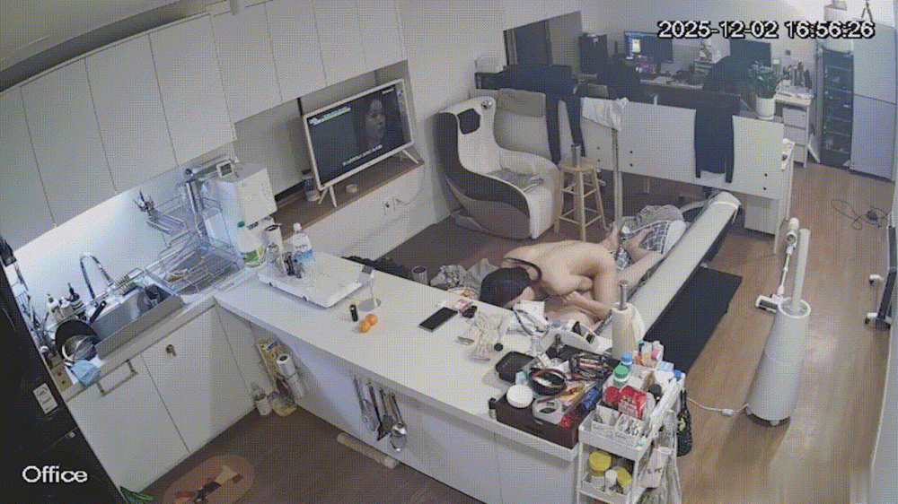 為了娛樂攝影❤️，高調白領情侶喜歡下班後待在辦公室，邊看電視邊做愛