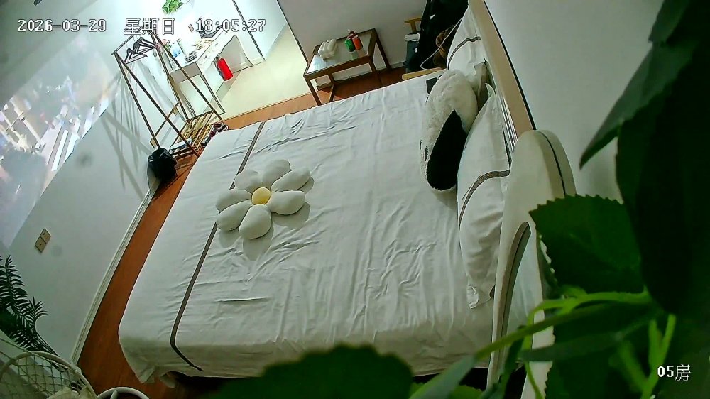 流出酒店偷拍綠葉房清純甜美女友和男友入住酒店欲求不滿操三場