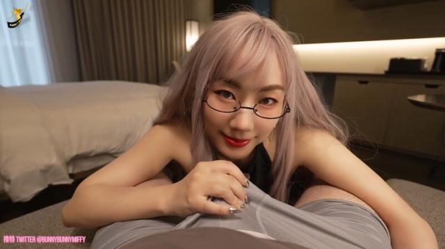 一周年特別企劃❤️米菲兔，特祭露臉黑絲風騷眼鏡娘，色情吃著雞巴小穴被操噴尿了，又美又騷采精吃下