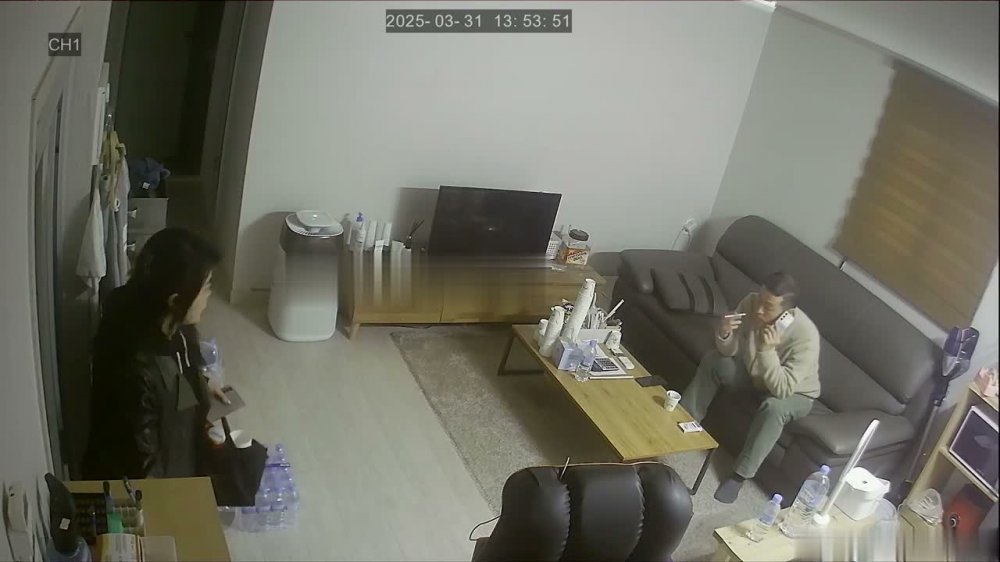 家庭台偷拍大叔出差回來，等中午下班的媳婦回家迫不及待在沙發上來一炮洩洩火