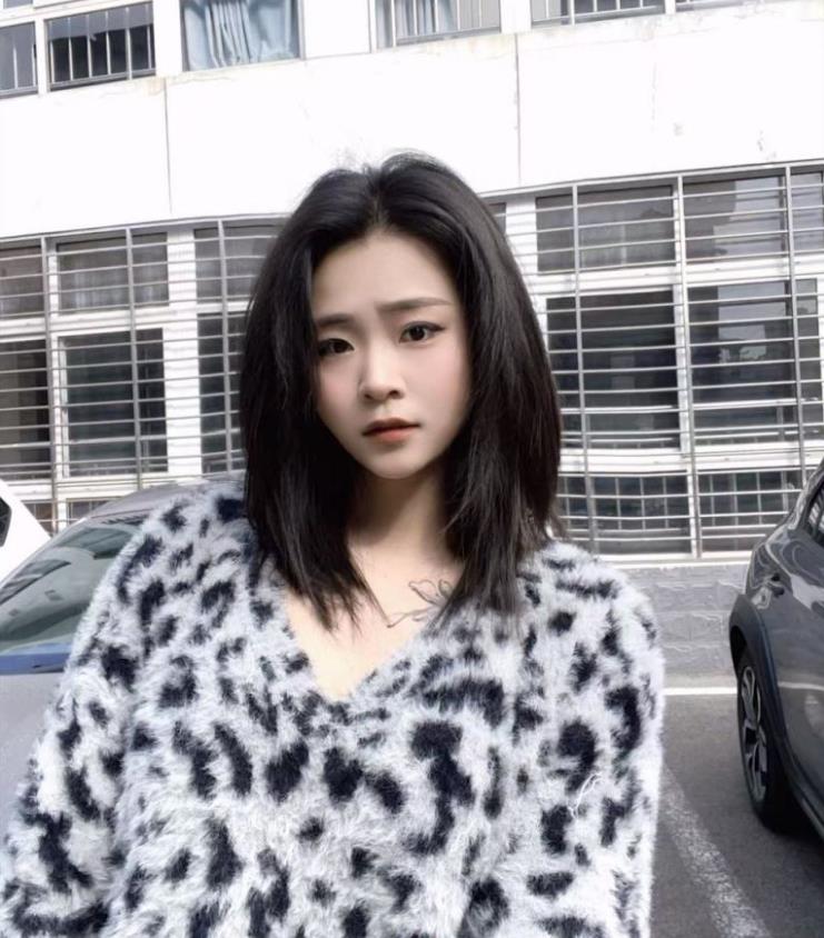 蘇州原創綠帽夫妻「淫妻薇ya」《露臉母狗3P淫亂史2》眼神迷離淫亂無套內射白虎騷逼，野男人肉便玩物17V 27P