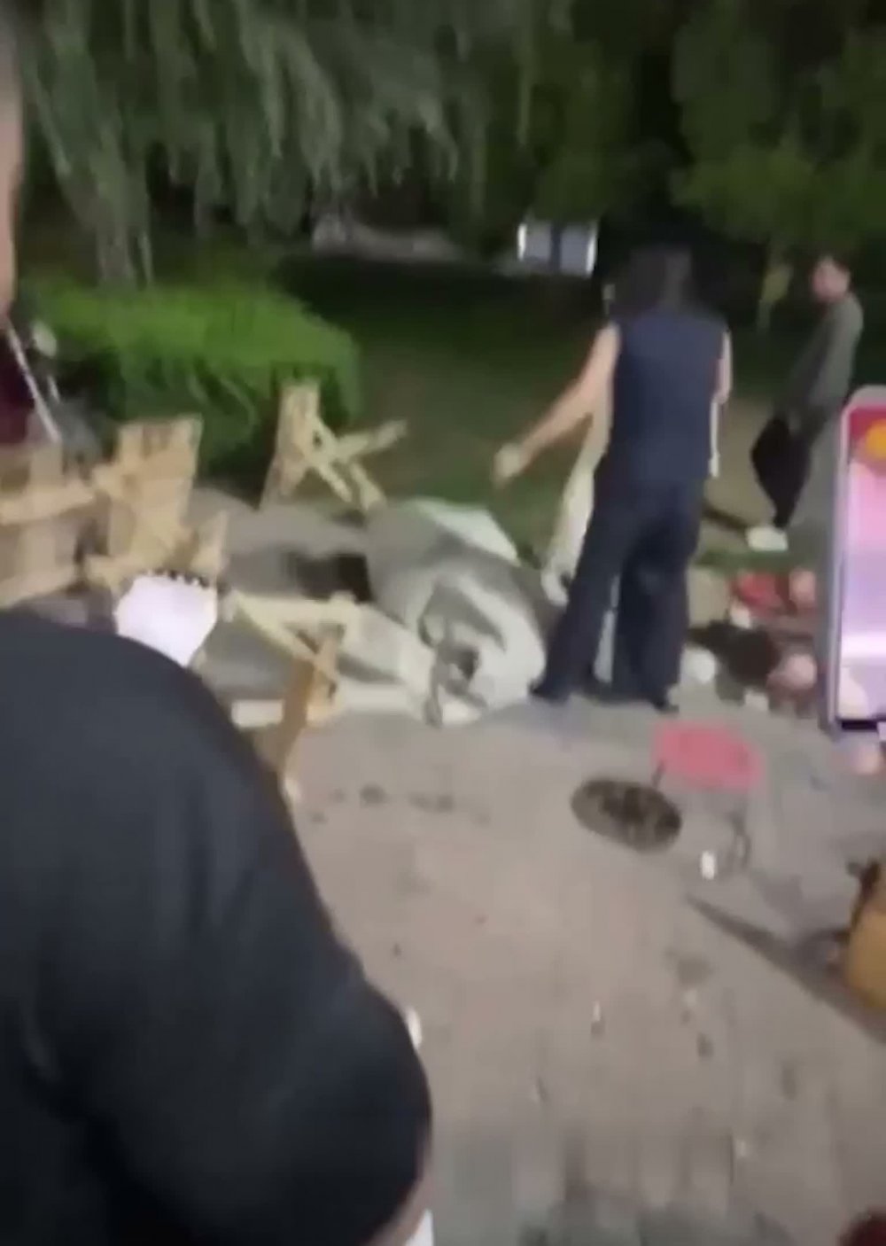 小仙女喝多後當街耍酒瘋_脫光光街頭裸舞_美乳嫩穴展示殆盡_抓住路人撒潑打滾