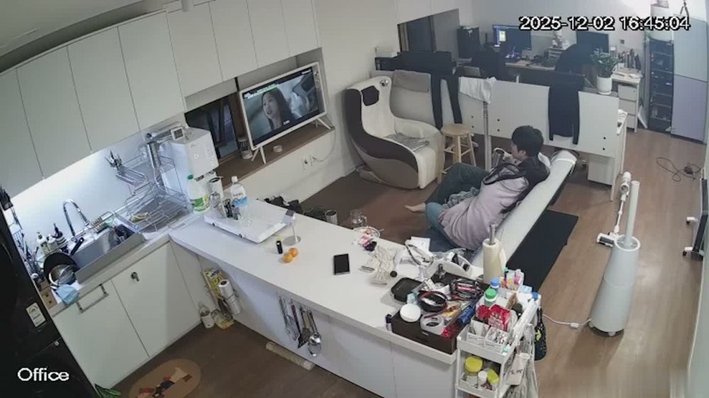黑客破解攝像頭偷拍高顏值白領情侶喜歡下班同事走後留在辦公室一邊看電視一邊做愛