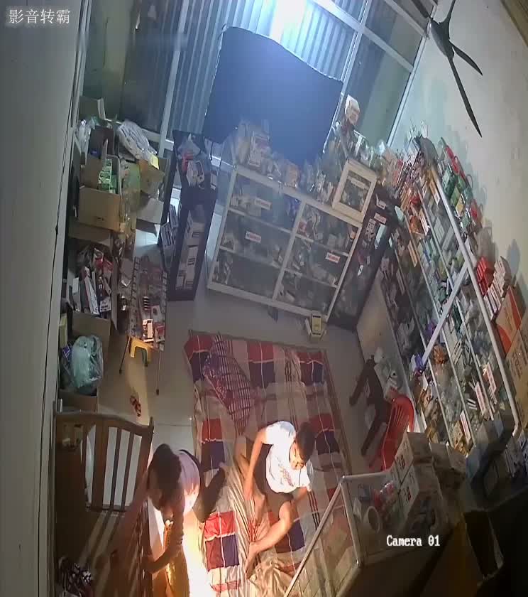 居家攝像頭破解小夫妻雜貨店打地鋪玩69各種姿勢啪啪