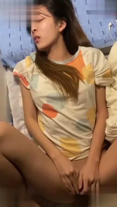 00後嫩妹與男友激情裸聊_臉穴同框展示高超自慰技巧_浙江紹興學生妹王思雨不雅視頻流出