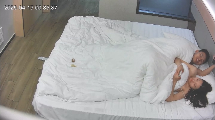 4-17酒店偷拍 小少婦的腰是真軟 往男人身上一跨 屁股向後一滑 曲線簡直太美
