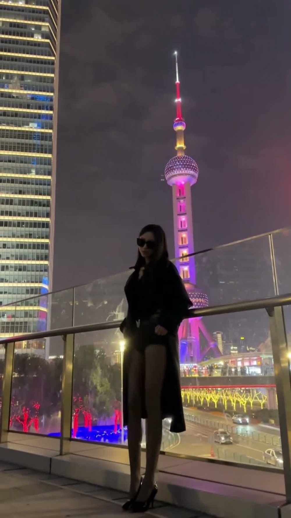 牛B大神酒店約炮絲襪嫩妹，把別人女神母狗一樣的操，踩頭壓操母狗騷逼，窮人女神