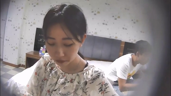 酒店偷拍 年輕小情侶開房 美女休息一會就跟男友幹上了 幹完來不及休息就退房了