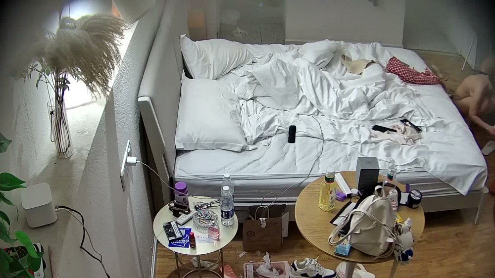 流出酒店偷拍年輕情侶睡前幹一炮帥哥幹完不知為何對女友豎中指