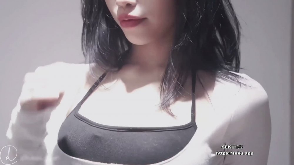 漂亮美女 牛仔褲開破洞 撅著屁屁被大雞吧無套爆菊花 這麼粉嫩的無毛鮑魚都操膩了 內射