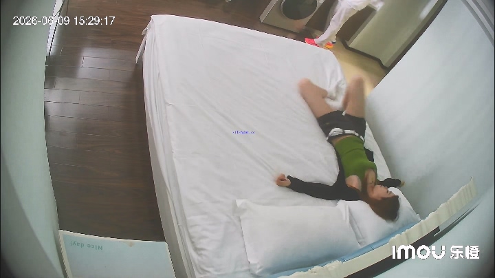 6-9樂橙酒店偷拍大學生情侶模特身材御姐范長腿小白襪美女被男友分腿操嫩逼