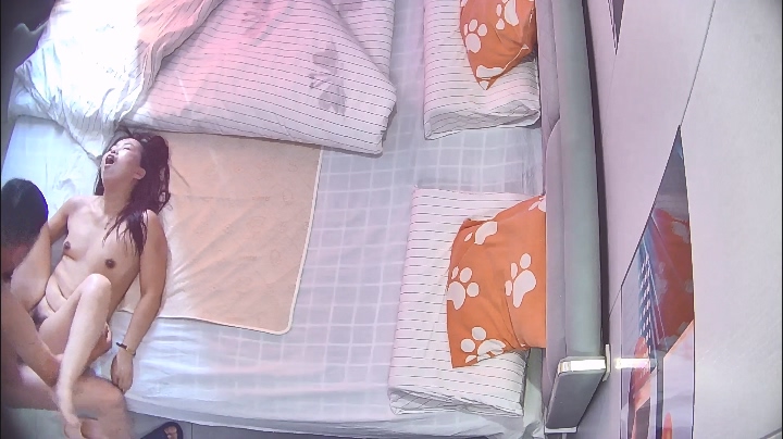 9-10酒店偷拍 男人是個老玩家 先在床下操了再上床 少婦被他玩得明明白白