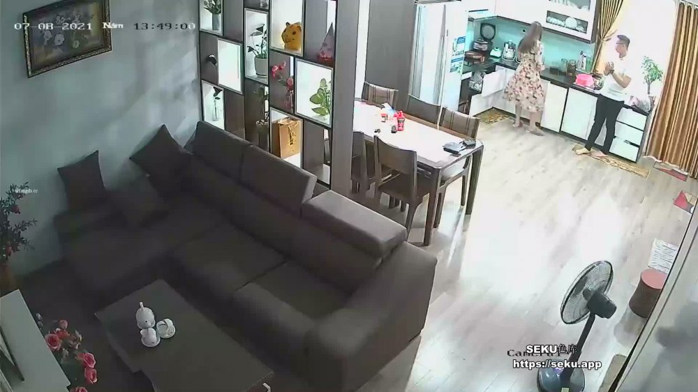 黑客破解家庭網絡攝像頭偷拍老婆在廚房煮飯過程中被慾火渾身的老公 扒光抱起一頓操~1