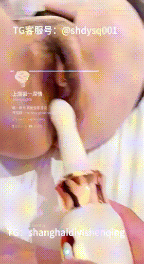 上海第一深情 年輕小少婦帶上乳夾 先用道具玩個盡興 再對著鏡子狂操 少婦的逼厚實 雞巴操完 腳還要去操一下