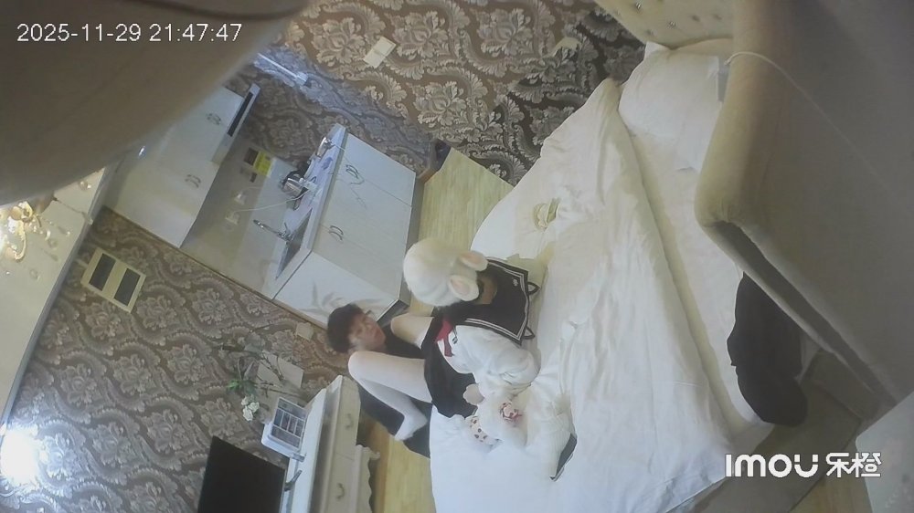 11-29流出樂橙酒店偷拍反差婊學妹穿著制服開襠白絲襪~舔逼男友在床上怒操
