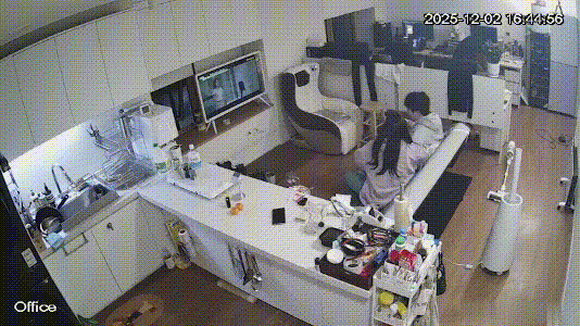 黑客破解攝像頭偷拍高顏值白領情侶喜歡下班同事走後留在辦公室一邊看電視一邊做愛
