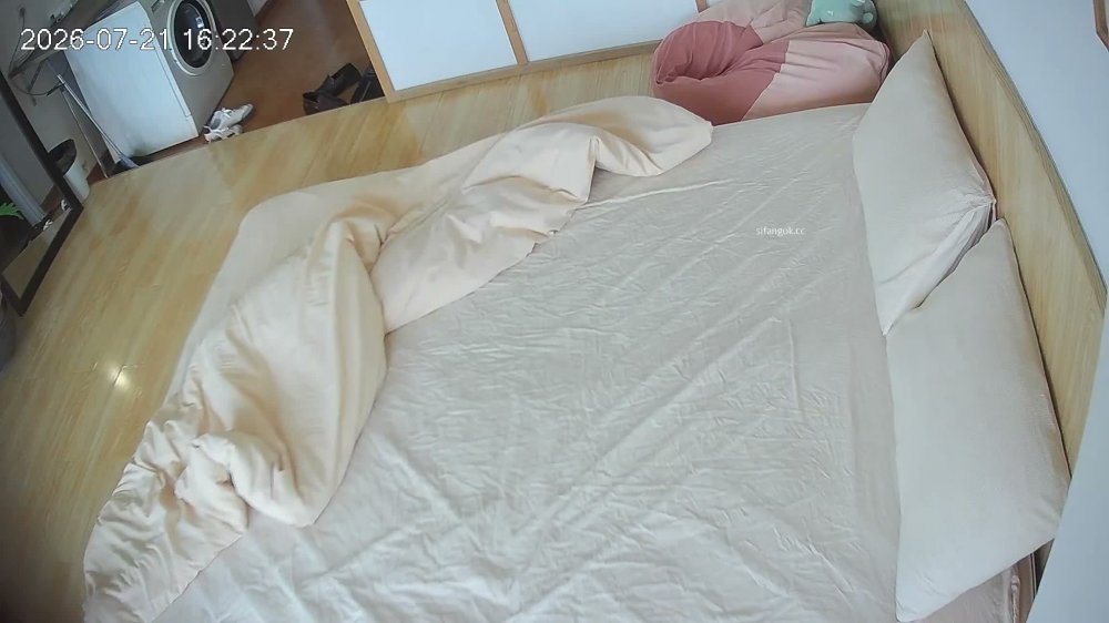 流出酒店稀有房偷拍 豪乳反差婊外表清純內心騷被小胖草到哭腔呻吟愛叫爸爸不要停