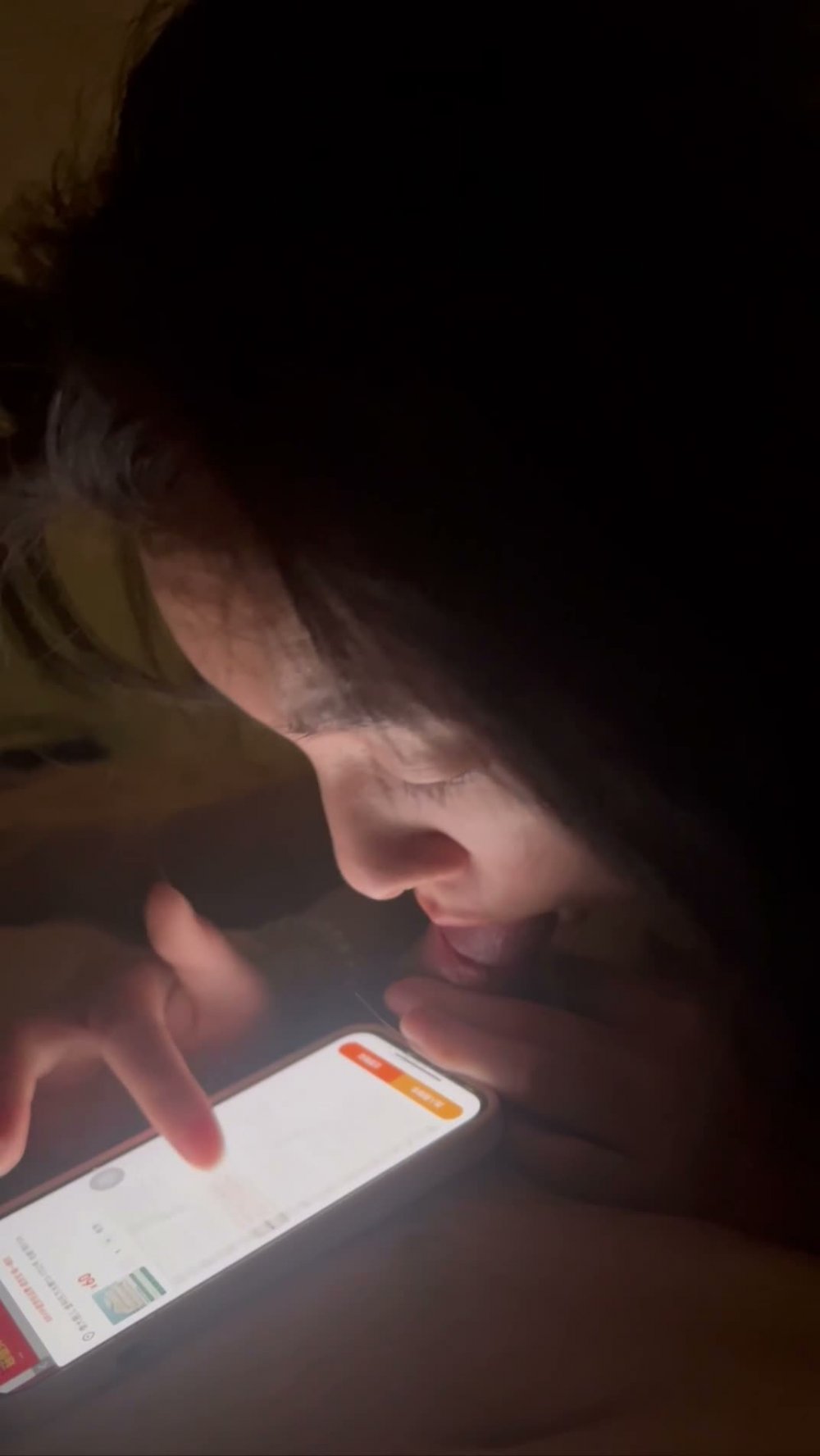 知書達禮眼鏡婊小美女，吃雞還不忘刷題，上位搖的騷死了