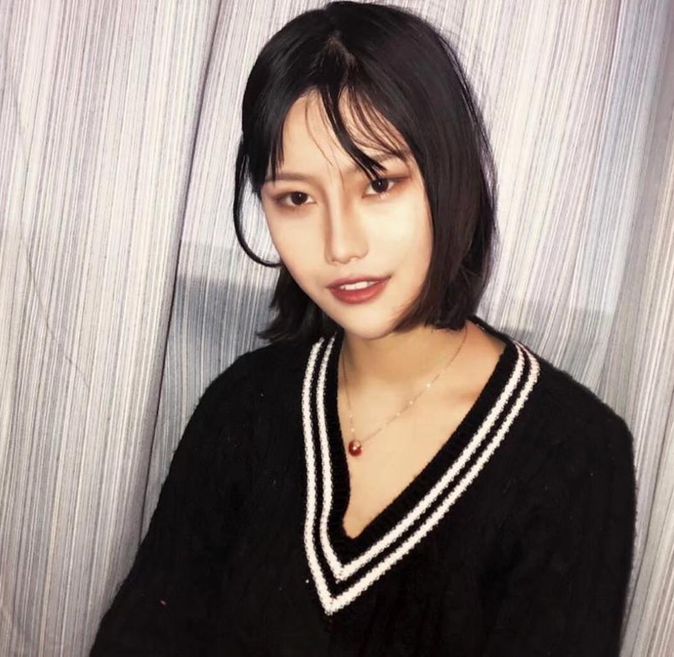 廣西顏值美女酒紅CK衛衣在公廁洗手台被從後面站著狠操盯著鏡子浪叫 棕短褲跪地深喉還戴著紅手環（21V）