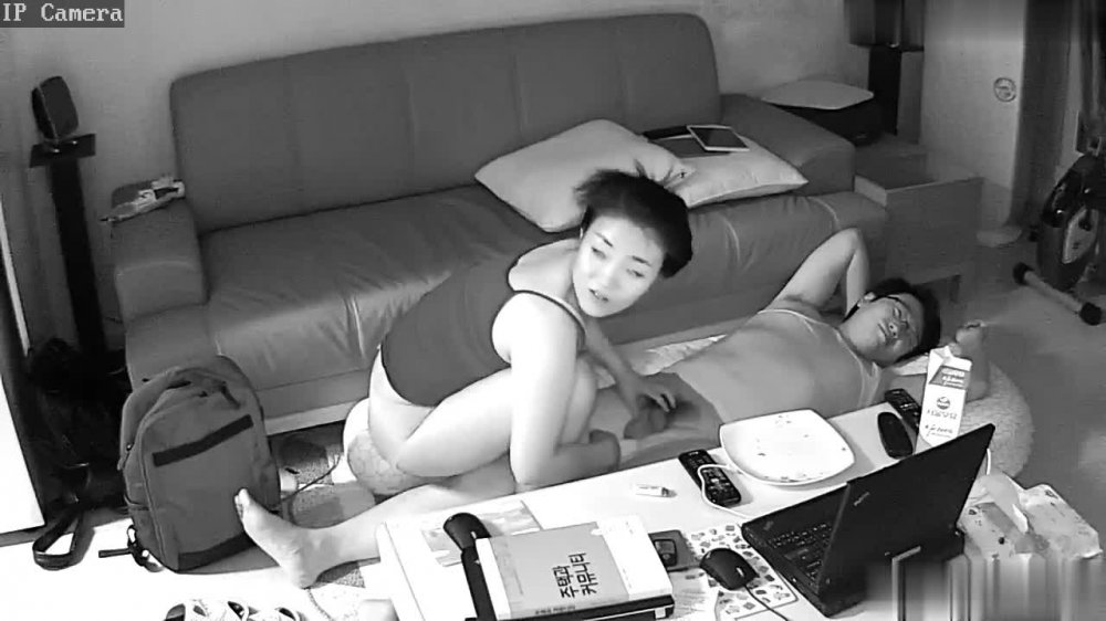 黑客破解家庭網絡攝像頭偷拍身材不錯的嬌妻給眼鏡男舔硬雞巴騎坐上去來一炮