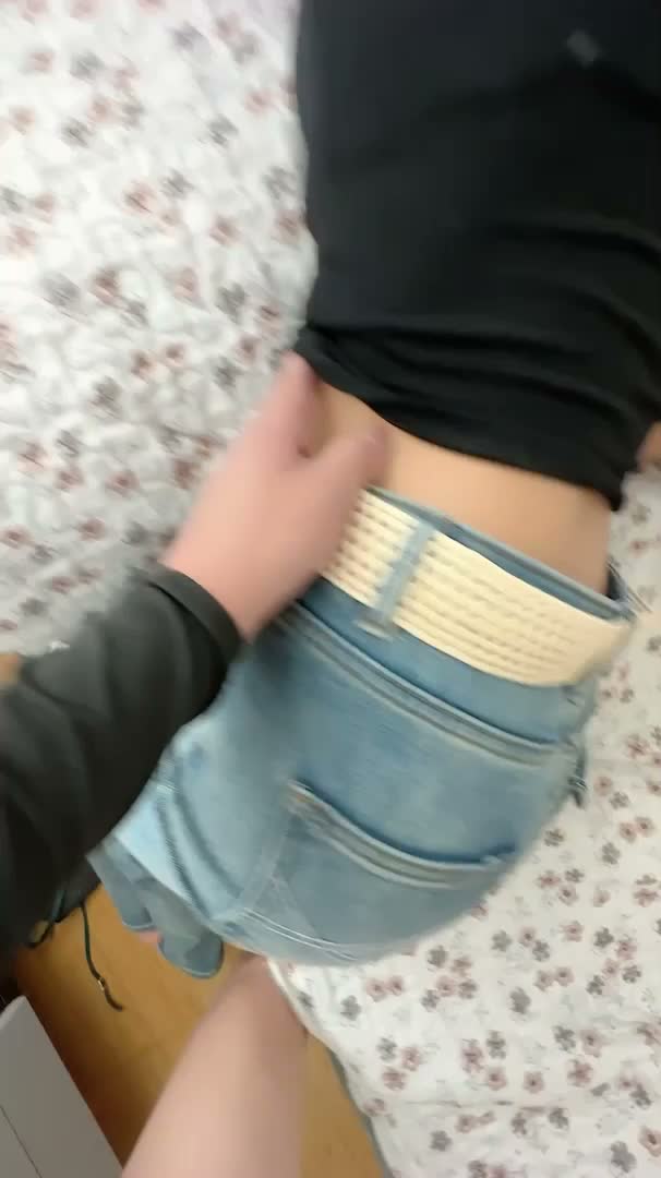 迷暈女兒趁機拿走一血破處褪下牛仔 竟是如此飽滿的小穴 強行插入滾燙而溫熱 醒來只好強行抽射