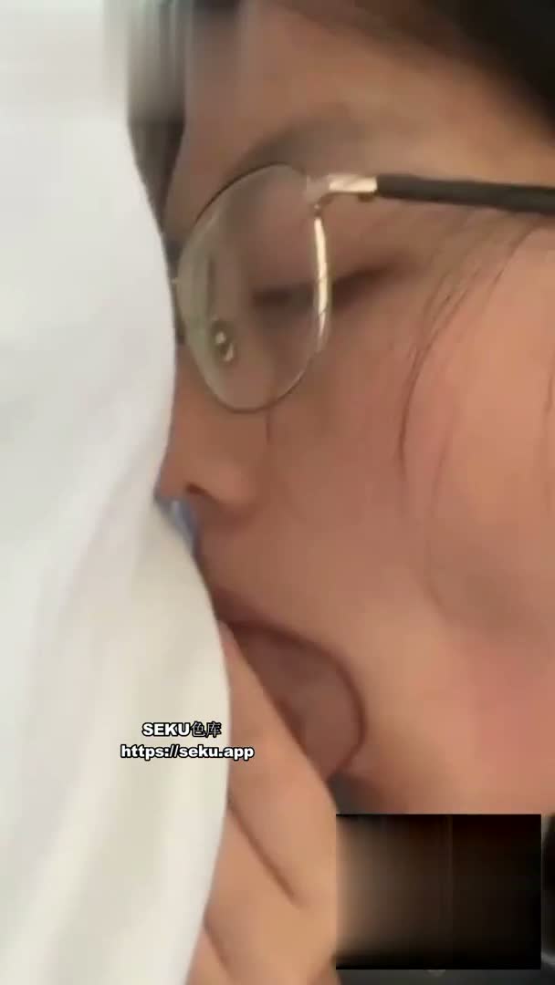四川傳媒學院 舞蹈系大一學生妹 超極反差 帶上眼鏡的瞬間感覺直接拉滿 瓜友投稿