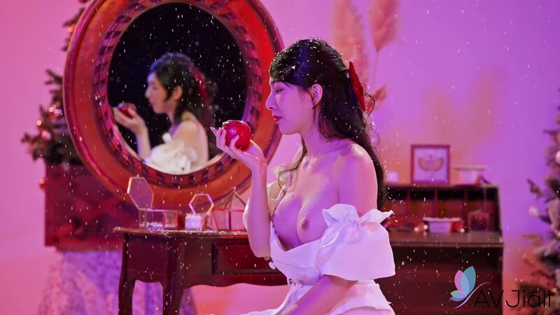 佳芯 放蕩的白雪公主享受夢寐以求的王子雞巴