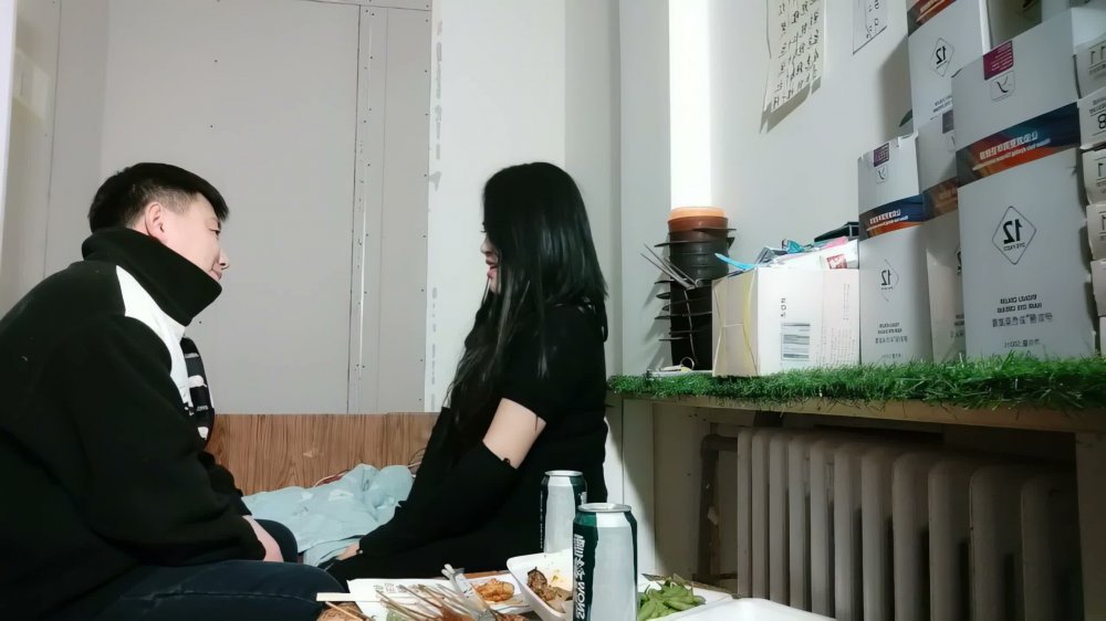 約操良家小少婦，出租屋喝酒，喝的差不多半推半就推倒，扒掉褲子騎臉舔屌，爆操肥臀呻吟2K高清