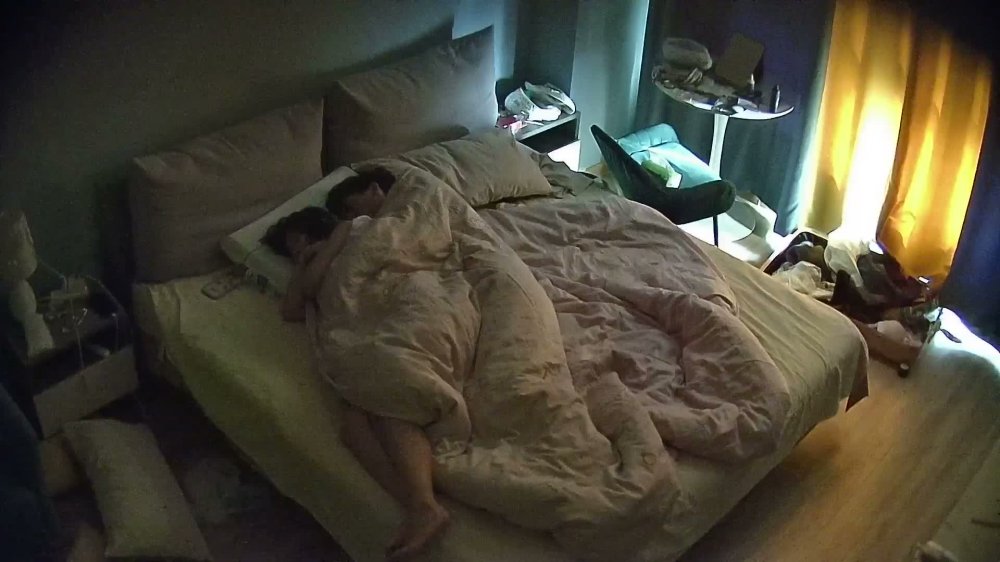 酒店偷拍假期放假不回家情侶後續氣質眼鏡女友化完妝變高冷旗袍女神讓男友後入爽乾無水印版