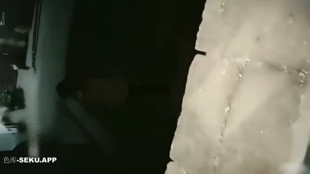 農村真實通姦實錄-老實巴交的老公醉酒睡著了 殊不知此時村霸翻牆進家裡跟他老婆激戰