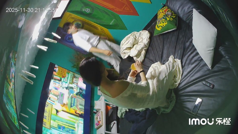11-30流出樂橙酒店偷拍長裙女和男友開影院房看電影忍不住來了一發