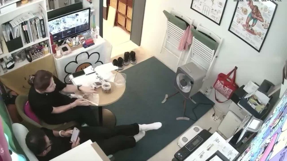 黑客破解監控攝像頭偷拍貌似漫畫工作室老闆和女員工對著監控視頻啪啪老闆吃藥了吧幹了幾次