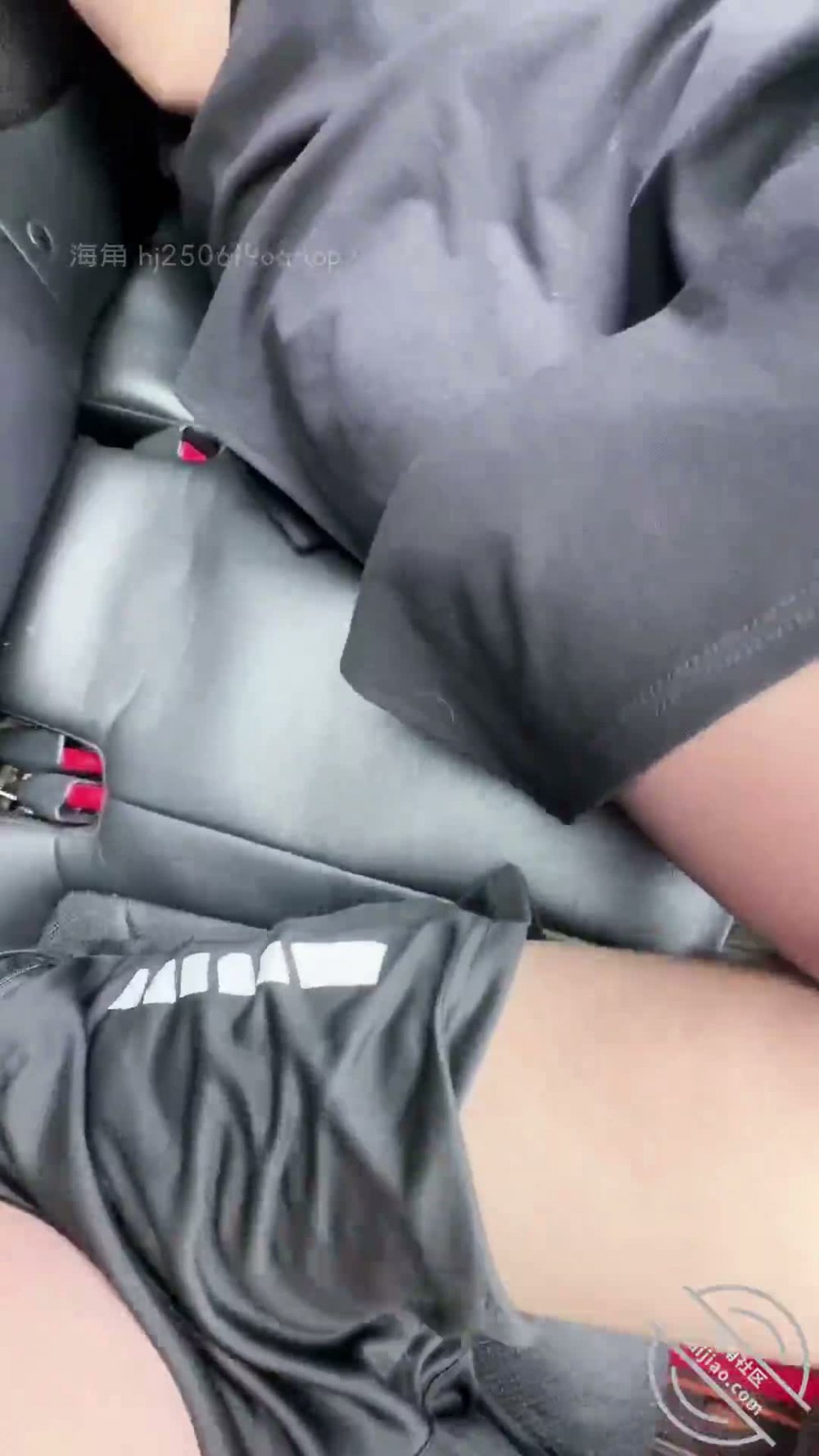 海角社區大神7月新作長腿女兒麗麗帶高挑端莊長腿女兒回農村老家玩，穿著黑絲高跟去買菜，黑絲美腿車震