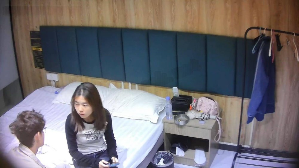 9-25流出酒店偷拍大學生情侶嬌嫩女友陰毛稀疏被男友舔逼逼閨蜜闖入借充電器