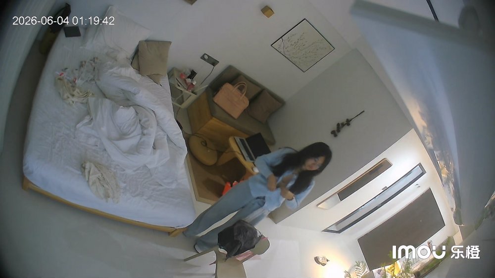 6-4流出樂橙酒店偷拍長腿可愛眼鏡反差婊妹子被大塊頭男友騎著屁股爆操